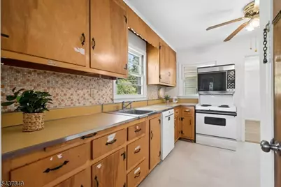 40 Maple Ln, Parsippany, NJ 07034 - Photo 10