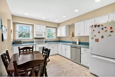 15 Hampton Ct, Bernards Township, NJ 07920 - Photo 4