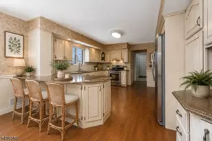 6 Bluebird Ct, Raritan Township, NJ 08822 - Photo 4