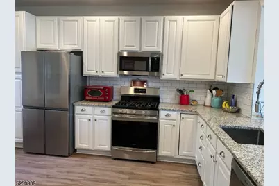 68 Kent Dr, Roseland, NJ 07068 - Photo 8