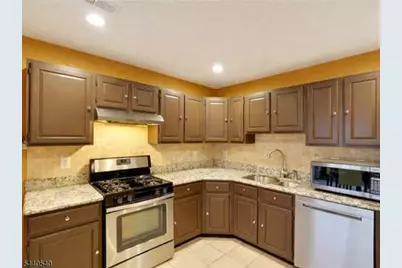 31 Edinburgh Ct, Edison, NJ 08820 - Photo 8