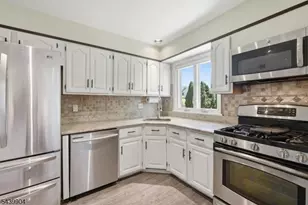 21 Morley Ln, Bloomfield, NJ 07003 - Photo 10
