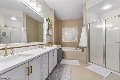 9203 Ravenscroft Rd, Clifton, NJ 07013 - Photo 8