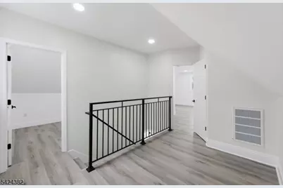 31 Saint Moritz Pl, Wayne, NJ 07470 - Photo 12