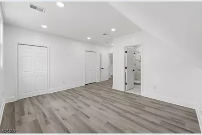 31 Saint Moritz Pl, Wayne, NJ 07470 - Photo 14