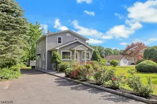 32 Bellows Ln, Montville Township, NJ 07082 - Photo 2
