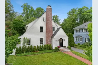 27 Pine Grove Ave, Summit, NJ 07901 - Photo 2