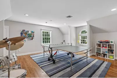 4 Holmehill Ln, Roseland, NJ 07068 - Photo 32