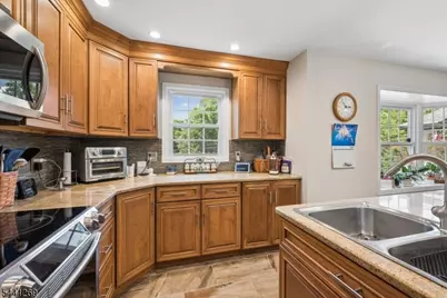 34 Woodlawn Ter, Jefferson Township, NJ 07849 - Photo 10
