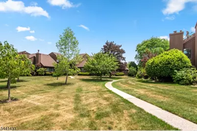 261 Kingsberry Dr, Franklin Township, NJ 08873 - Photo 6