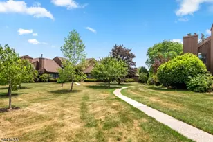 261 Kingsberry Dr, Franklin Township, NJ 08873 - Photo 6