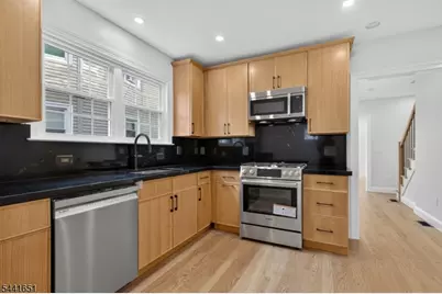 18 Walnut St #A, Summit, NJ 07901 - Photo 4