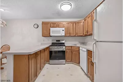130 Hatfield Ln, East Brunswick Township, NJ 08816 - Photo 4