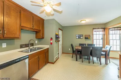 86 Burlington Ct, Hamburg, NJ 07419 - Photo 8