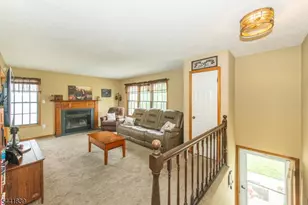 86 Burlington Ct, Hamburg, NJ 07419 - Photo 2