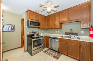 86 Burlington Ct, Hamburg, NJ 07419 - Photo 10