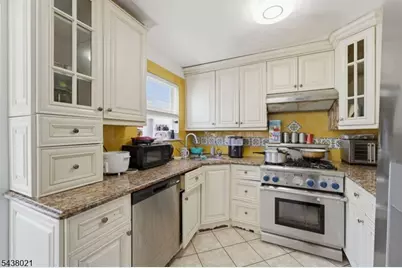 726 Harbortown Blvd, Perth Amboy, NJ 08861 - Photo 16