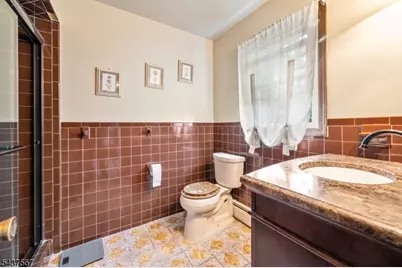 7 Glendale Ln, Fairfield, NJ 07004 - Photo 20