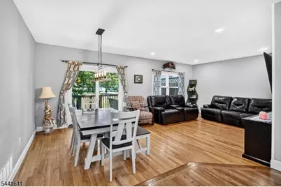31 Chelsea Cir, Raritan Township, NJ 08822 - Photo 8