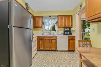 245 Nuthatch Ct, Readington, NJ 08887 - Photo 4