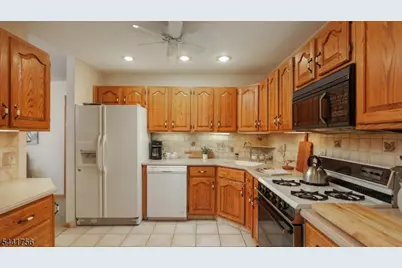 675 Raritan Rd #26, Clark Township, NJ 07066 - Photo 10