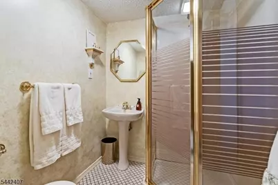 8 Alyson Dr, Fairfield, NJ 07004 - Photo 22
