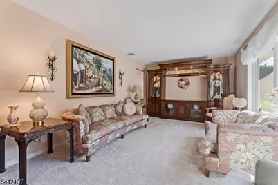 8 Alyson Dr, Fairfield, NJ 07004 - Photo 4