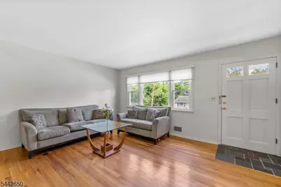 33 Walter Dr, Bloomingdale, NJ 07403 - Photo 10