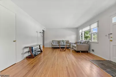 33 Walter Dr, Bloomingdale, NJ 07403 - Photo 8