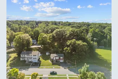 33 Walter Dr, Bloomingdale, NJ 07403 - Photo 4