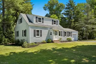 124 Holmes Oval, New Providence, NJ 07974 - Photo 2