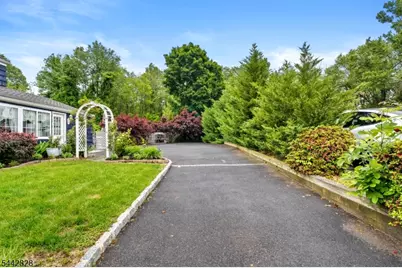 61 Laurel Ave, Franklin Township, NJ 08528 - Photo 4