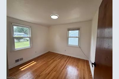 585 Mountainview Dr, North Plainfield, NJ 07063 - Photo 12