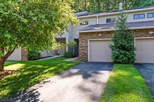 31 Lockley Ct, Wayne, NJ 07470 - Photo 2