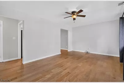 42 Woodcrest Dr, Livingston, NJ 07039 - Photo 4