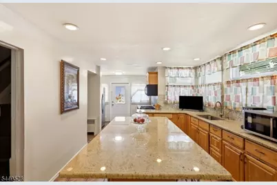 569 Berkeley Ave, Orange, NJ 07050 - Photo 16