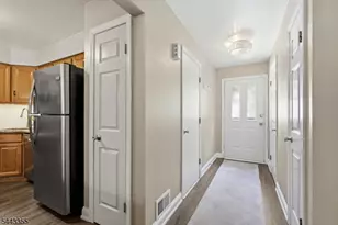 81 Canterberry Cir, Raritan Township, NJ 08822 - Photo 4