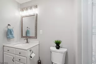 81 Canterberry Cir, Raritan Township, NJ 08822 - Photo 22