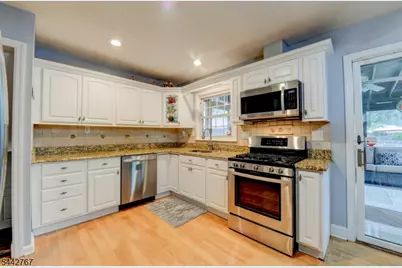 835 Colonial Arms Rd, Union Township, NJ 07083 - Photo 10