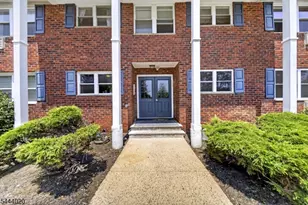 42-8 Woodedge Ave, Edison Twp., NJ 08817 - Photo 2