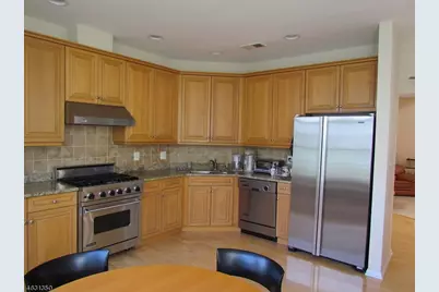 627 Binghampton Ln #627, Livingston Twp., NJ 07039 - Photo 2