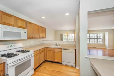 102 Lakeview Ct, Pompton Lakes, NJ 07442 - Photo 8