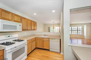 102 Lakeview Ct, Pompton Lakes, NJ 07442 - Photo 8