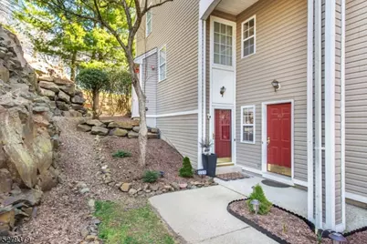 102 Lakeview Ct, Pompton Lakes, NJ 07442 - Photo 2