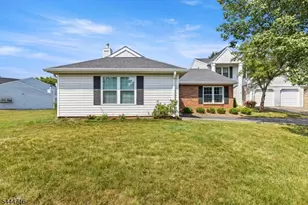 357 Cotswold Pl, Franklin Township, NJ 08873 - Photo 2