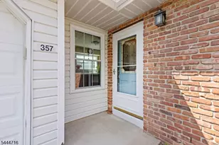 357 Cotswold Pl, Franklin Township, NJ 08873 - Photo 4