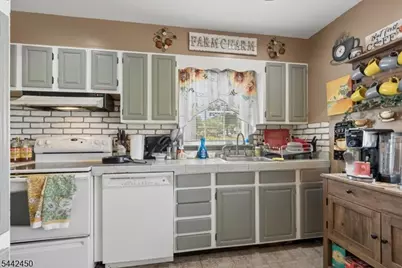 42 Walnut St, Edison, NJ 08817 - Photo 6