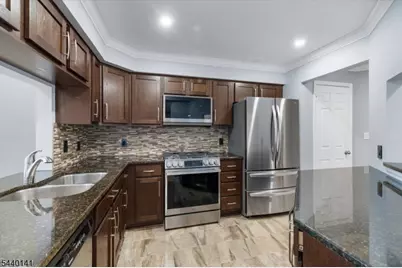37 Amethyst Ln, Paterson, NJ 07501 - Photo 2