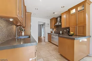 8 N Bayard Ln, Mahwah, NJ 07430 - Photo 10