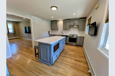43 Manchester Ct, Wayne Twp., NJ 07470 - Photo 2